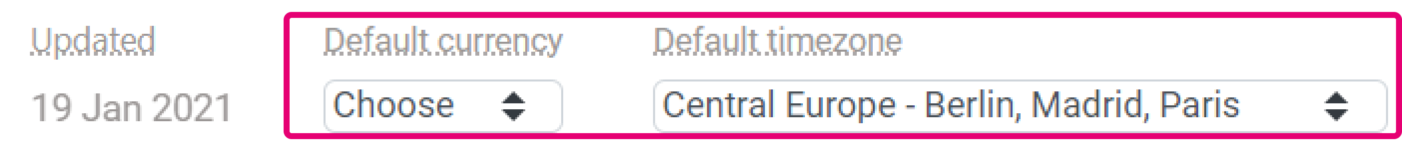 L’image ci-dessus montre des menus déroulants pour définir la devise et le fuseau horaire par défaut dans l’interface MyPerformance.